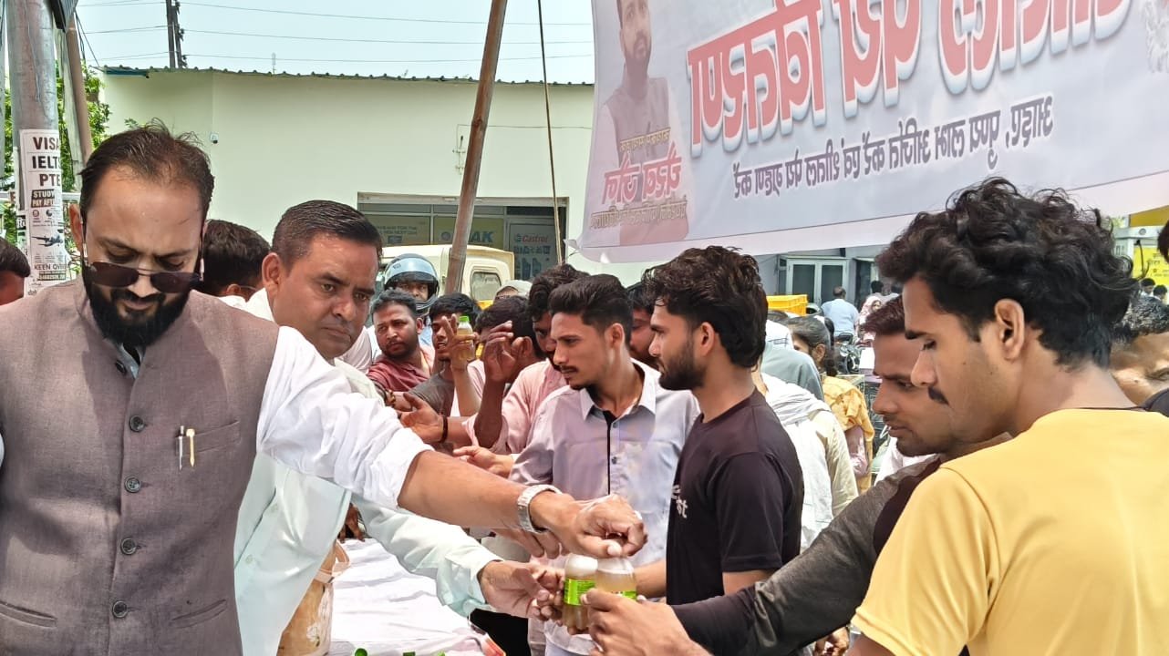 वरिष्ठ समाजसेवी एवं युवा भाजपा नेता इंजीनियर चैरब जैन में निर्जला एकादशी पर्व पर बांटी कोल्ड ड्रिंक की बोतलें,प्रभु से भीषण गर्मी से राहत की कामना की