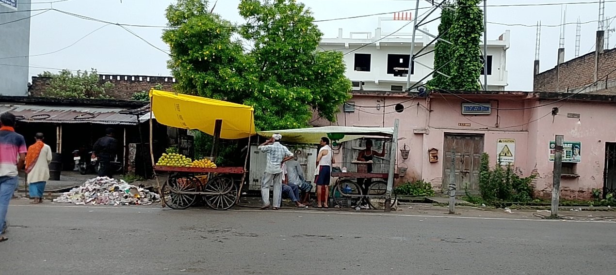 खड्डा तहसील गेट के ठीक सामने बीएसएनल ऑफिस व देसी शराब की दुकान सार्वजनिक स्थल बना शराबियों का अड्डा
