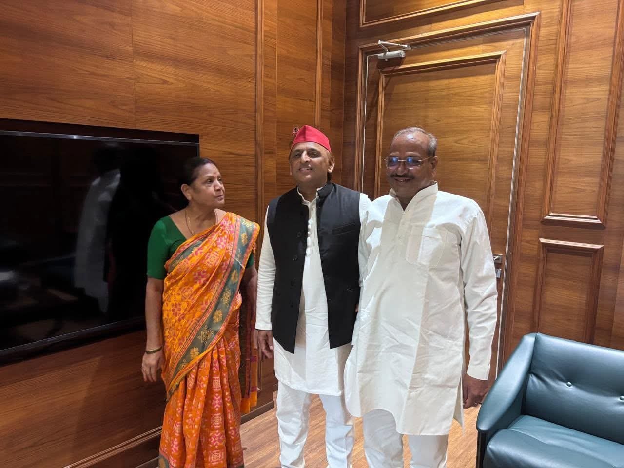 अखिलेश यादव से मिले सुशील टिबड़ेवाल, सिसवा सहित महराजगंज की पांचों विधानसभा सीटों पर जीत का दिया लक्ष्य