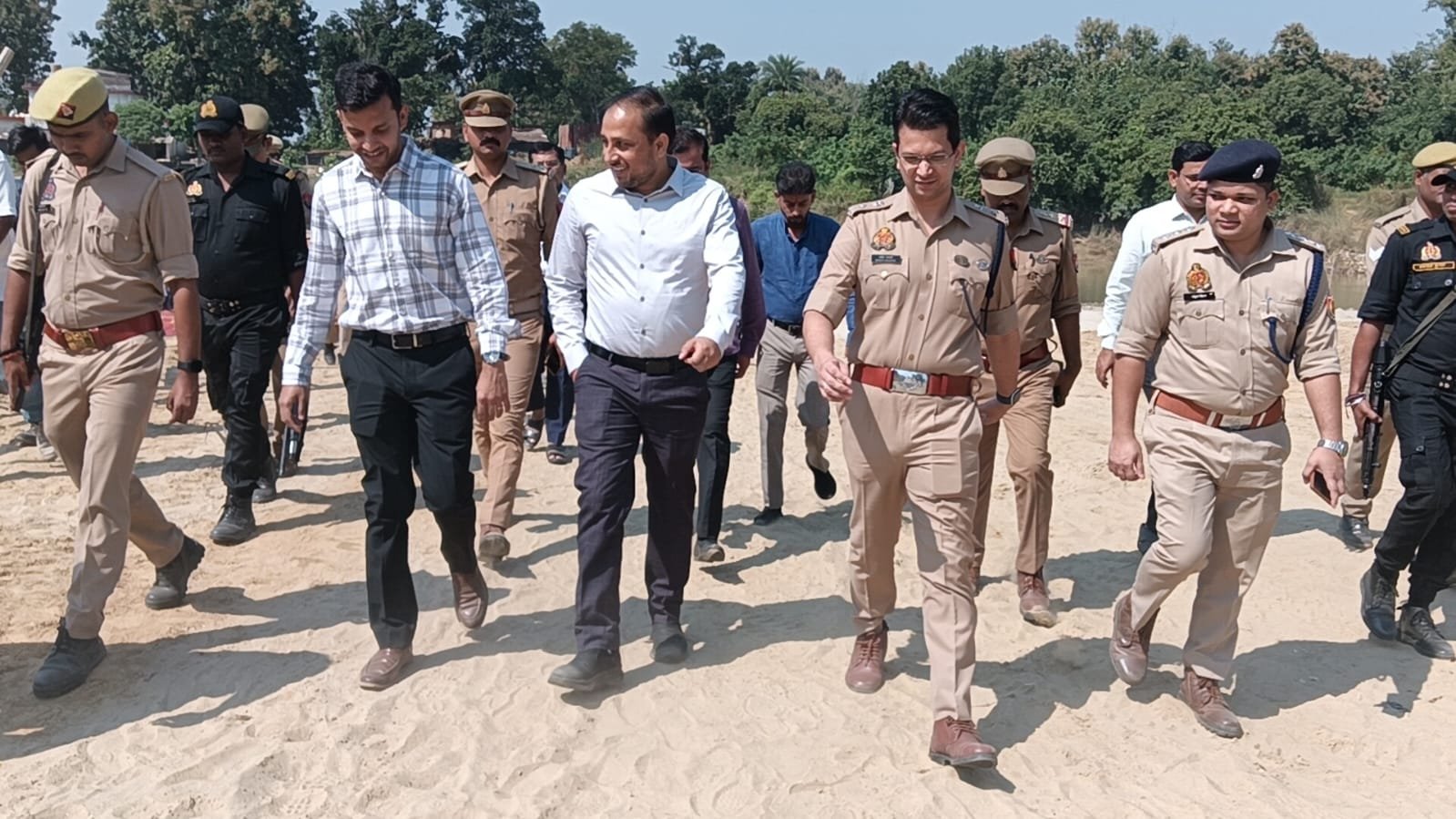 त्रिमुहानी घाट पर मूर्ति विसर्जन की तैयारियों का डीएम-एसपी ने लिया जायजा, सुरक्षा व्यवस्था दुरुस्त रखने के निर्देश