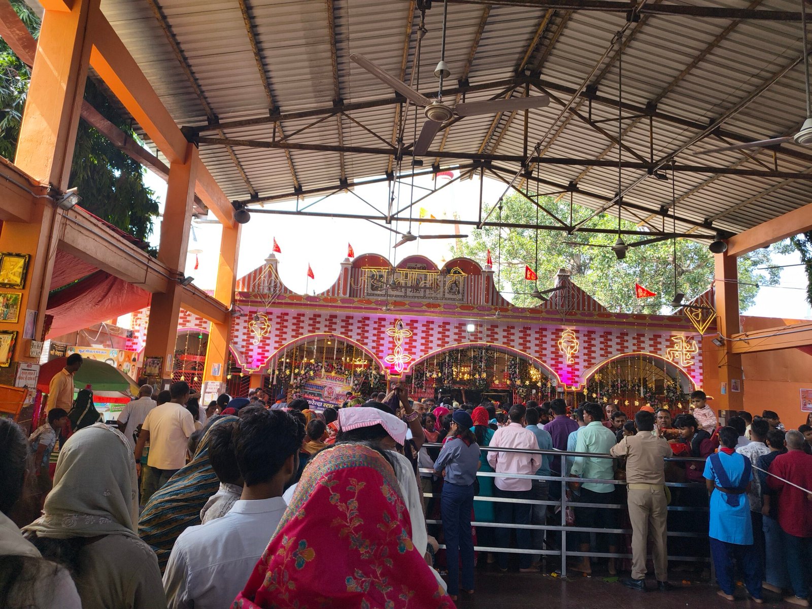 माँ के दरबार में उमड़ा भक्ति का महासागर, आठवें दिन भी श्रद्धा और विश्वास का अद्भुत नज़ारा